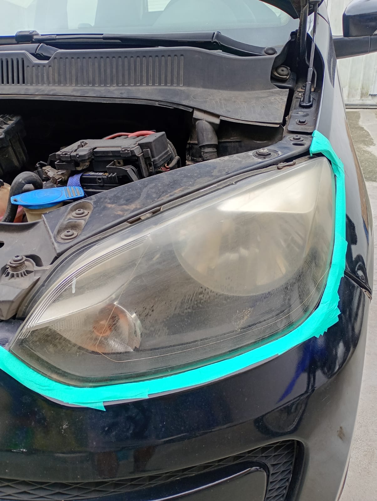 Farol amarelado antes da restauração — Hatch preto — farol direito
