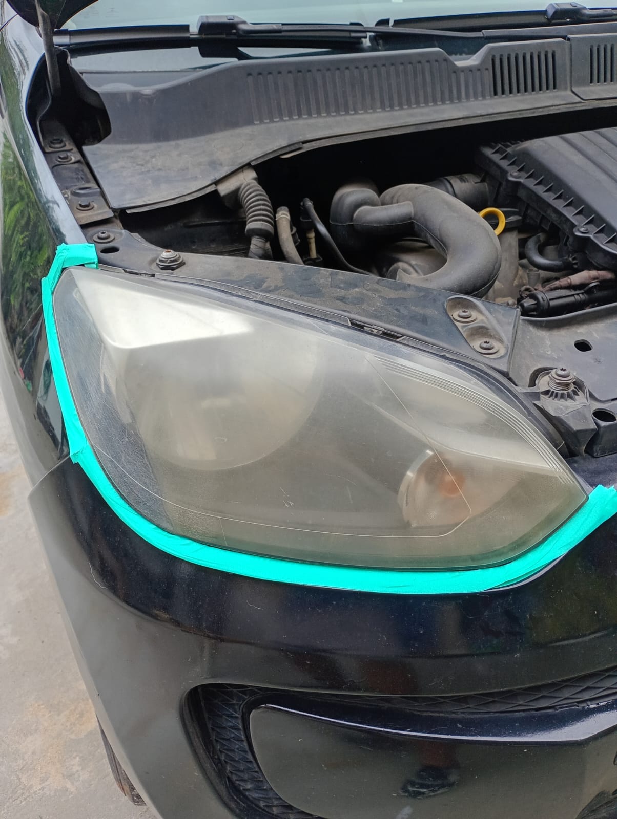 Farol amarelado antes da restauração — Hatch preto — farol esquerdo