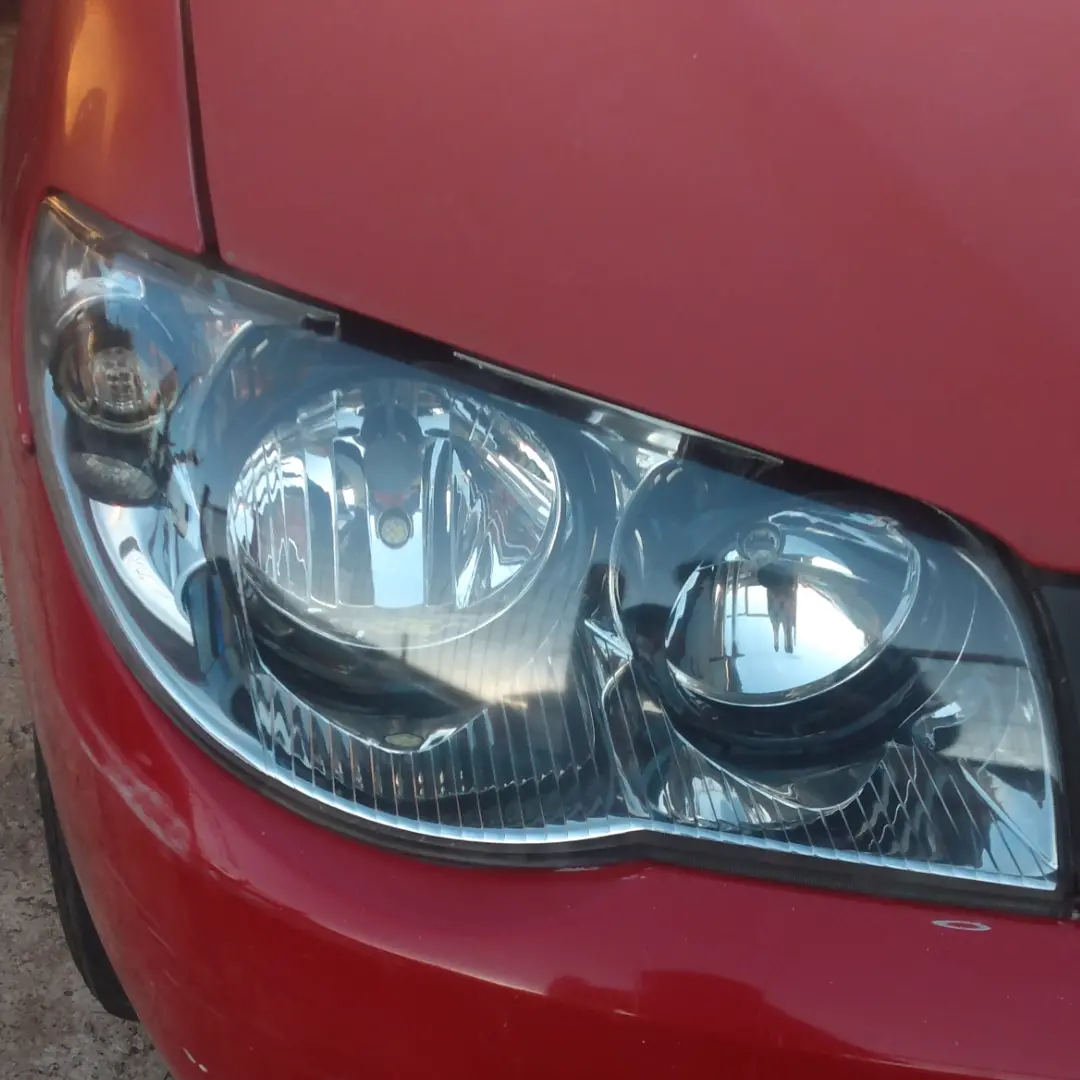 Farol restaurado e cristalino em carro vermelho após a restauração